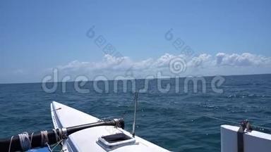 <strong>帆船</strong>游艇双体<strong>帆船</strong>在温暖的加勒比海的海浪上航行。 <strong>帆船</strong>。 航行。 墨西哥坎昆。 夏日晴天